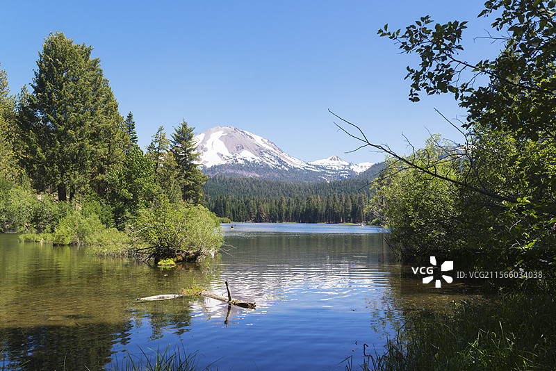 加利福尼亚州美国的树木旁湖泊的美丽景色，背景是晴朗的天空图片素材