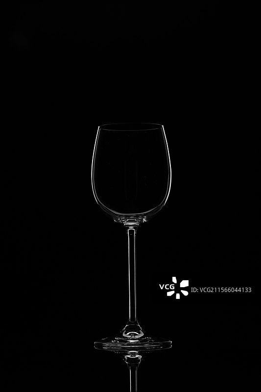 黑色背景下的酒杯特写图片素材