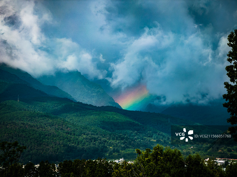 山间彩虹图片素材