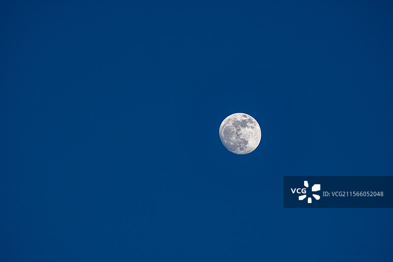 夜空中的月球图片素材