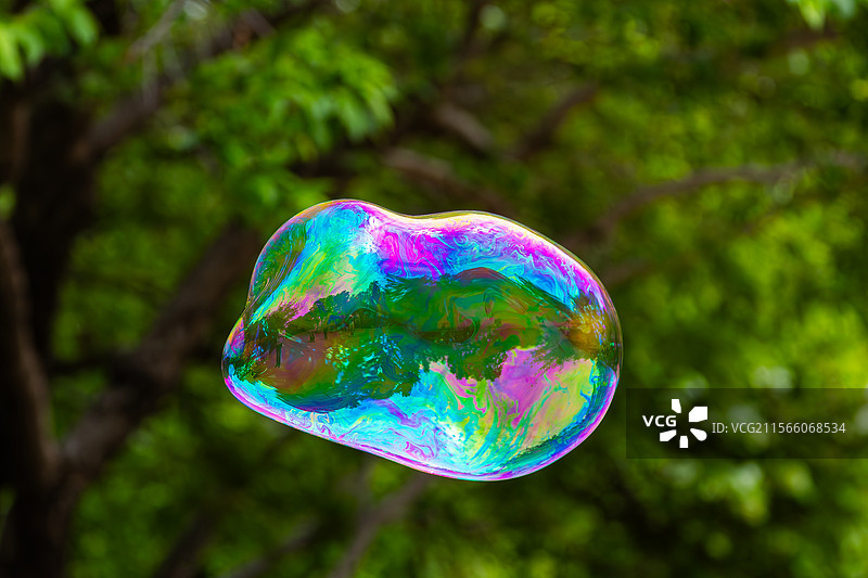 风中扭曲的肥皂泡图片素材