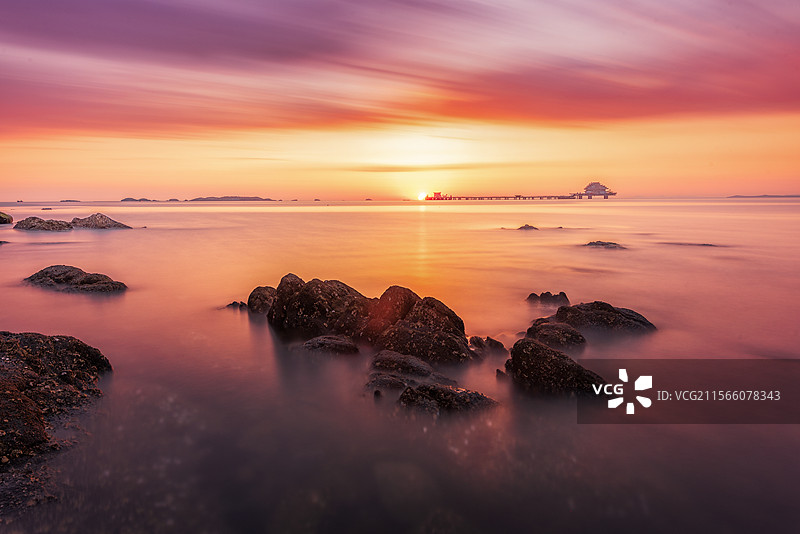 霞光与礁石图片素材