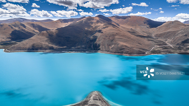 航拍西藏山南羊卓雍措蓝色的湖水与蓝天白云高山图片素材