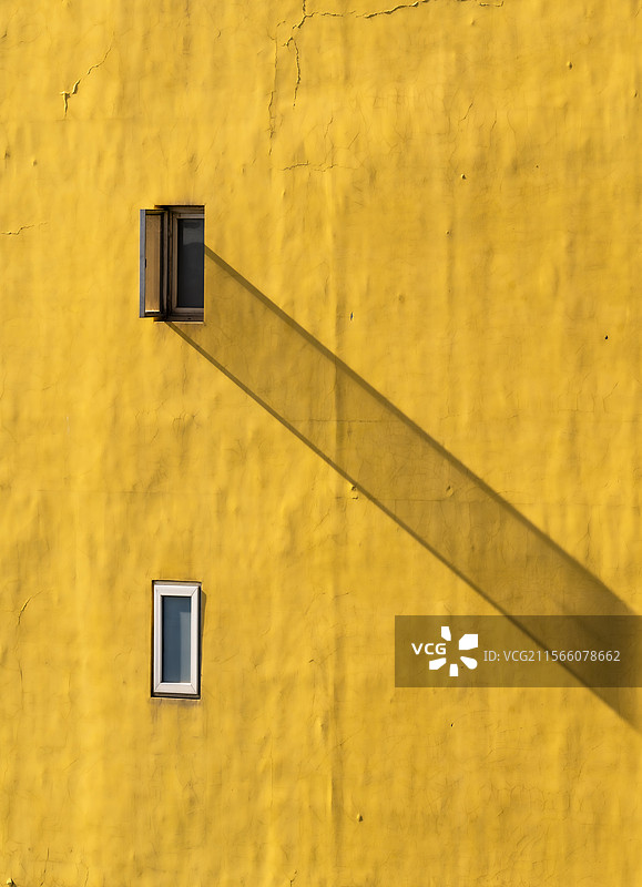 阳光下的几何建筑之美-光影交织的建筑立面图片素材