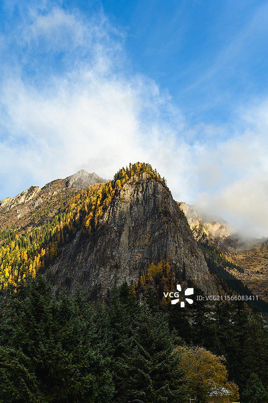 四川川西阿坝州九寨沟秋季彩林剑岩秋日山峦叙事： 裸露岩峰与层叠秋林的光影交响图片素材