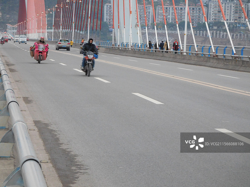 2023年12月31日重庆市的汽车加油站和电动自行车、汽车销售修理图片素材