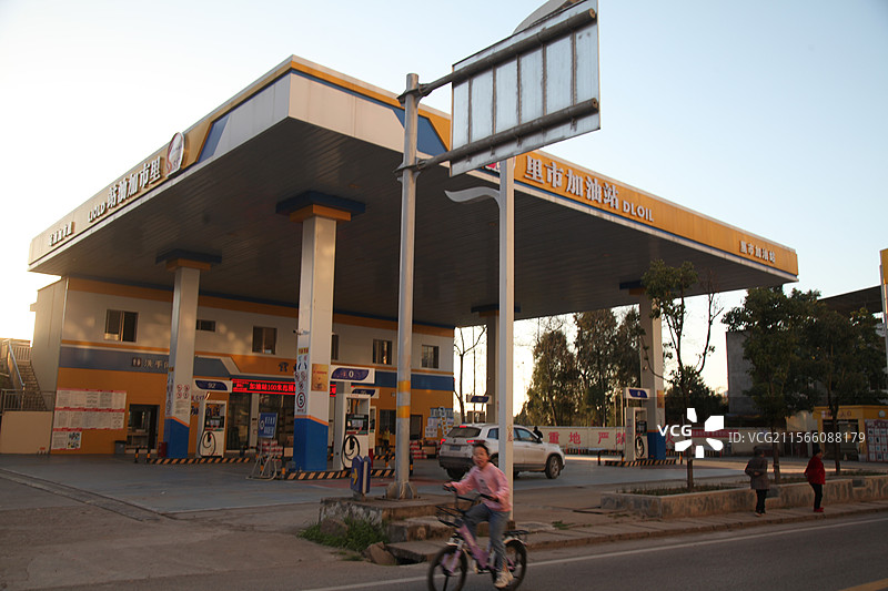 2023年12月31日重庆市的汽车加油站和电动自行车、汽车销售修理图片素材