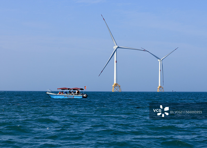 海上风轮机与游艇图片素材