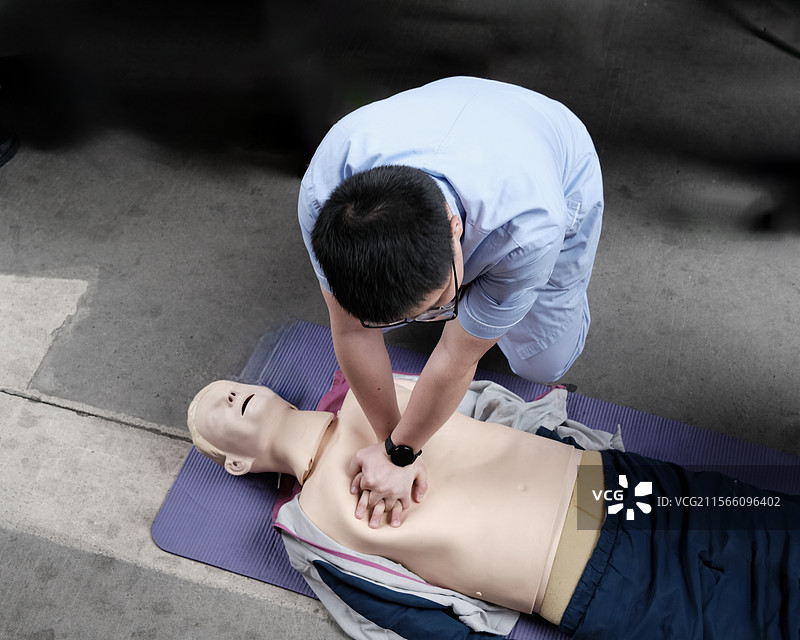急救：心肺复苏演示图片素材