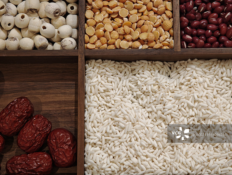 木盒子装着大米莲子红豆红枣黄豆图片素材