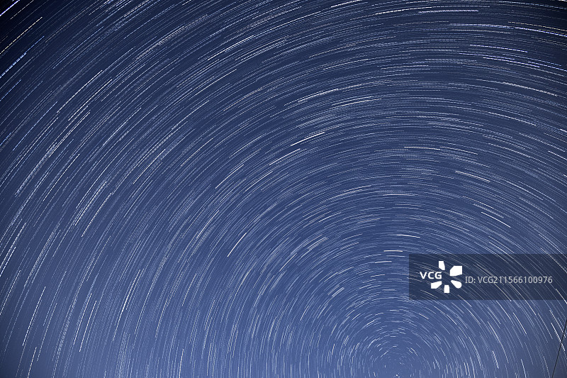 蓝色夜空下的星轨图片素材