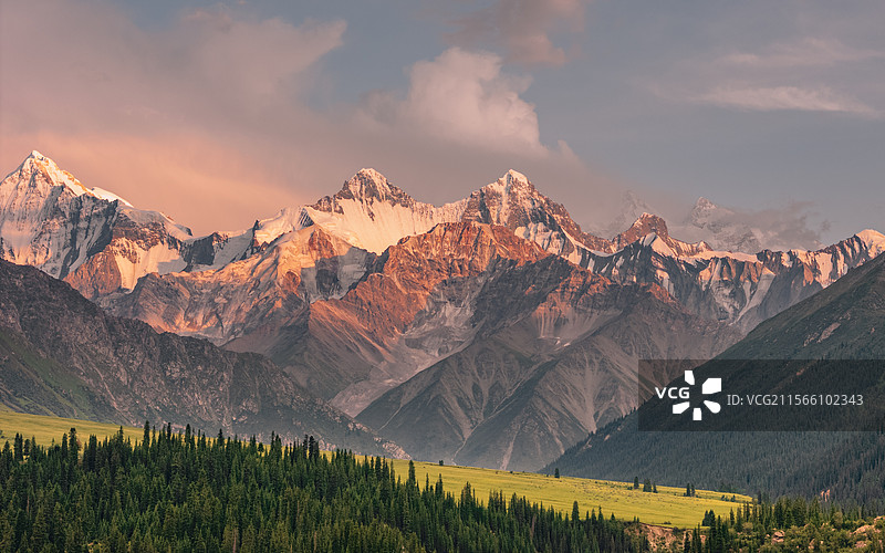 夏塔景区雪山日落图片素材