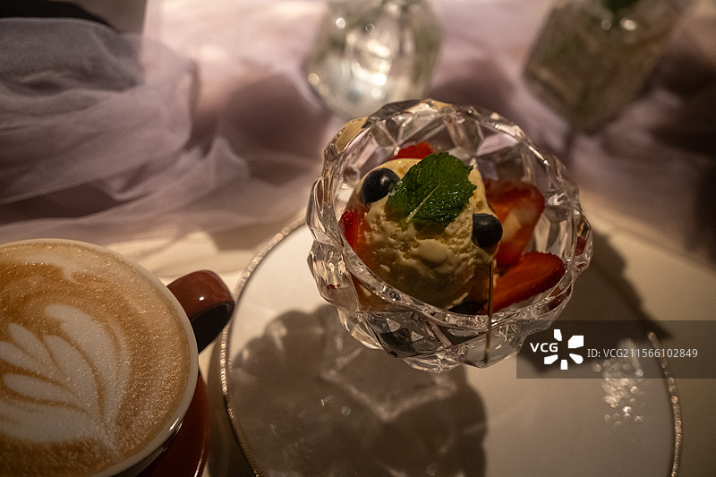 夏天西餐厅咖啡和冰淇淋的搭配图片素材