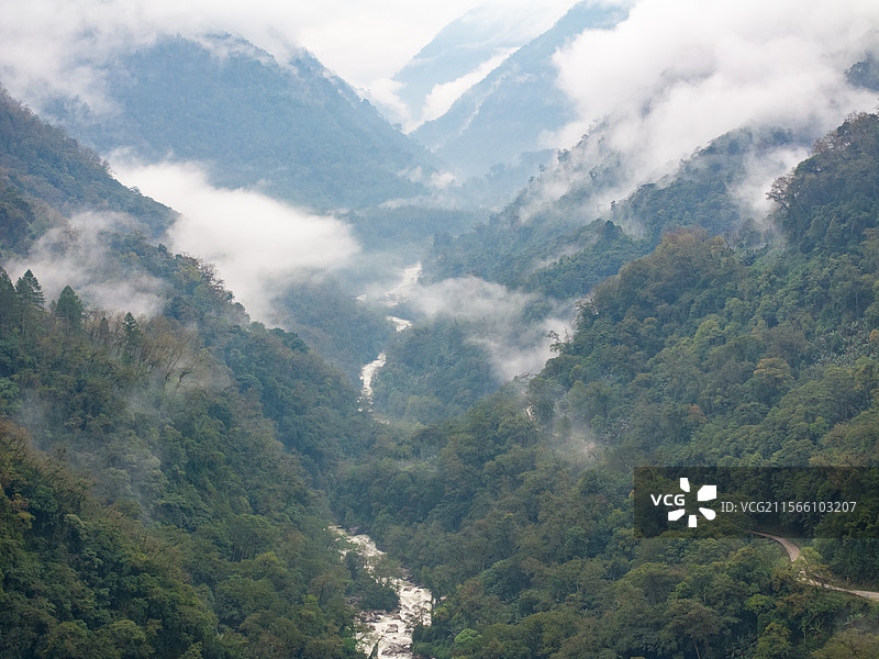 西藏 墨脱公路 云雾水汽 嘎隆曲图片素材