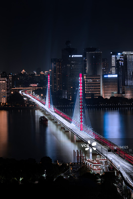 西兴大桥车流夜景长曝光-杭州中央商务区CBD城市天际线-俯视城市光轨图片素材