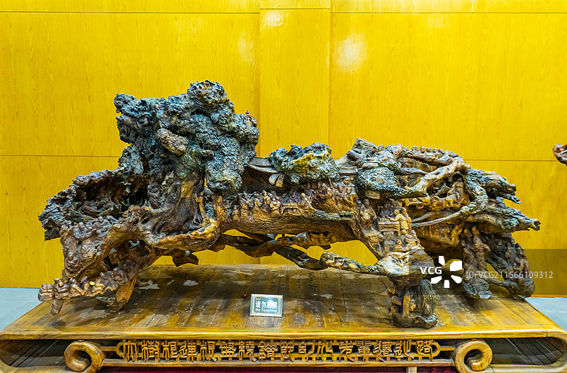 中国山西临汾洪洞县大槐树寻根祭祖园旅游景区著名景点，中华姓氏苑博物馆的金黄色木雕，室内无人图像摄影图片素材