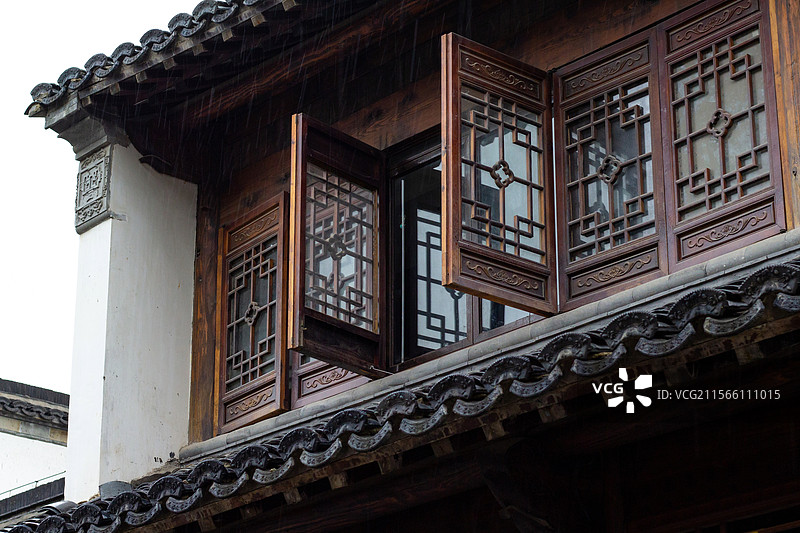 雨中的仿古建筑木格漏窗窗户图片素材