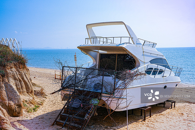 海边 游艇 眺望着海洋图片素材
