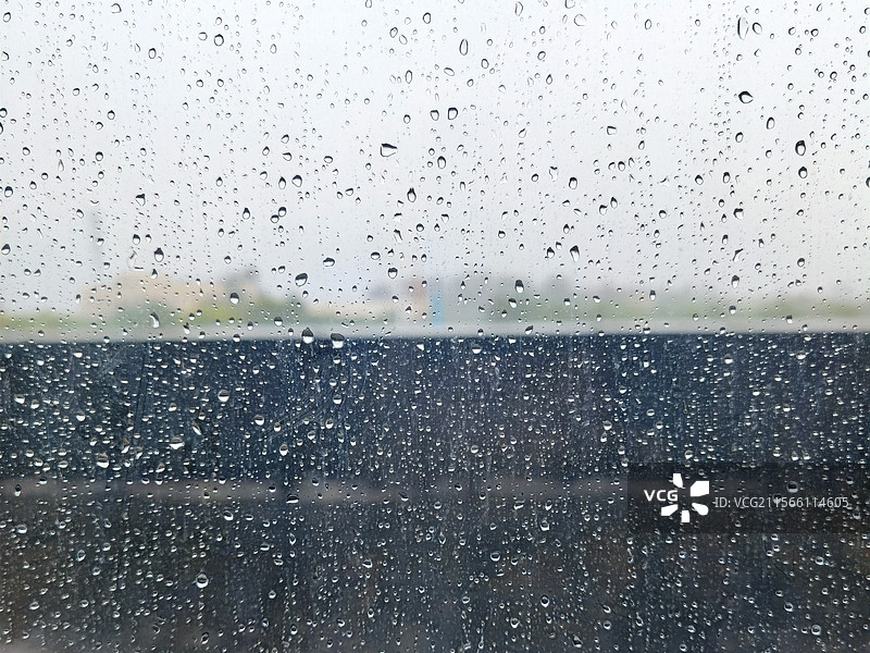 玻璃水的朦胧雨滴图片素材