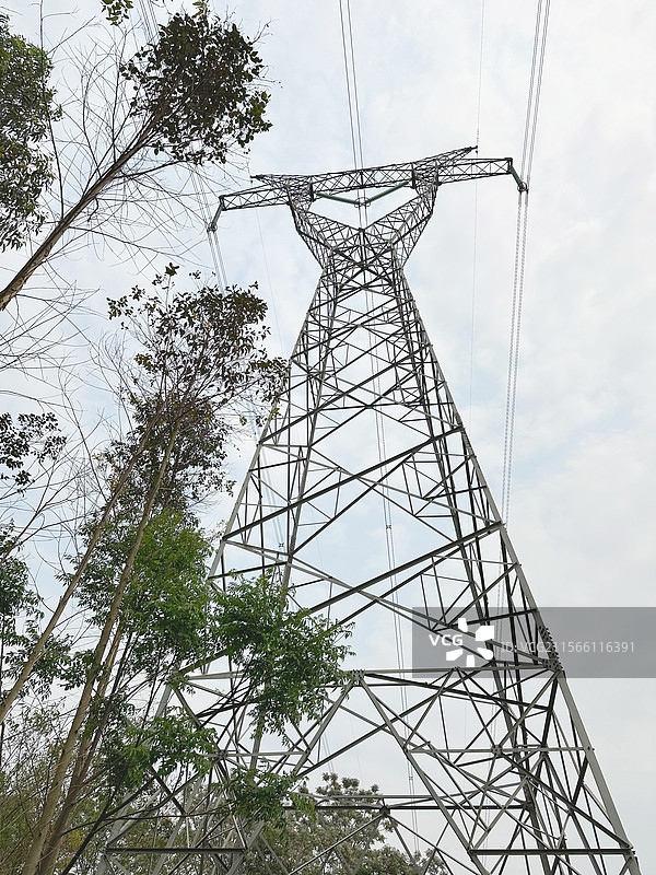 多云天空下的植物旁高压电塔俯视图图片素材
