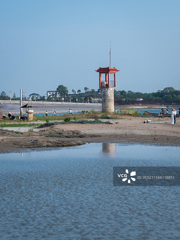南京大泉湖边休闲露营的市民图片素材