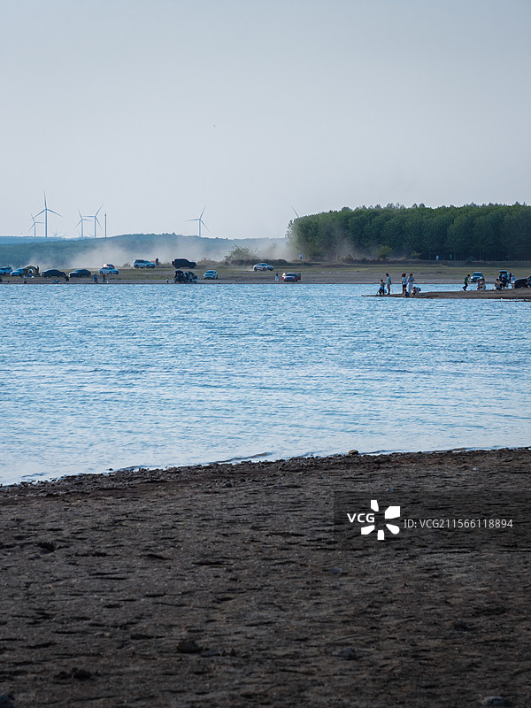 南京大泉湖边休闲露营的市民图片素材