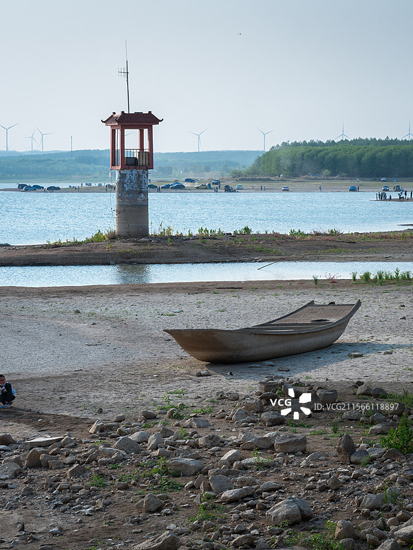 南京大泉湖边休闲露营的市民图片素材