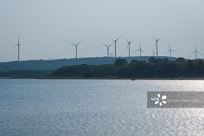 南京大泉湖边休闲露营的市民图片素材