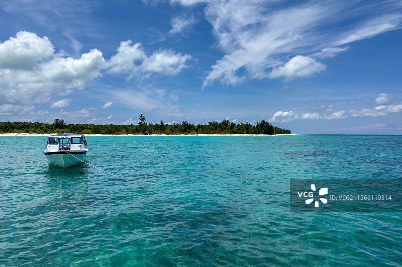 马来西亚巴沙州亚庇跳岛最远的岛屿-环滩岛果冻海风光图片素材