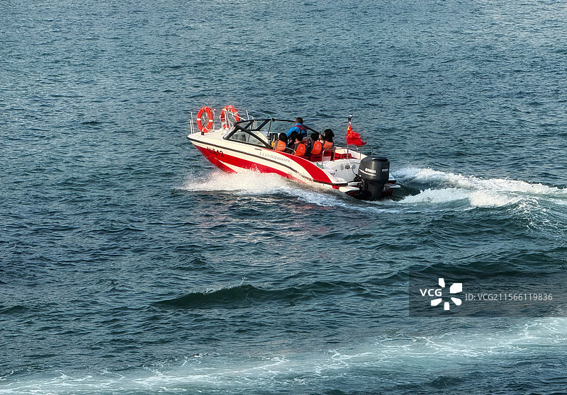 海上行驶图片素材