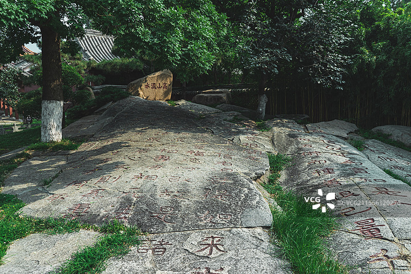 中国山东省泰安市泰山区泰山旅游景区著名景点，古代建筑行宫岱庙里的高山流水雕刻露台花园，户外无人图像摄图片素材