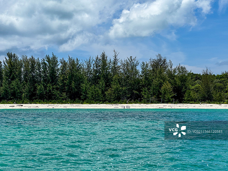 马来西亚沙巴州亚庇海域环滩岛上树林沙滩和果冻海风光图片素材
