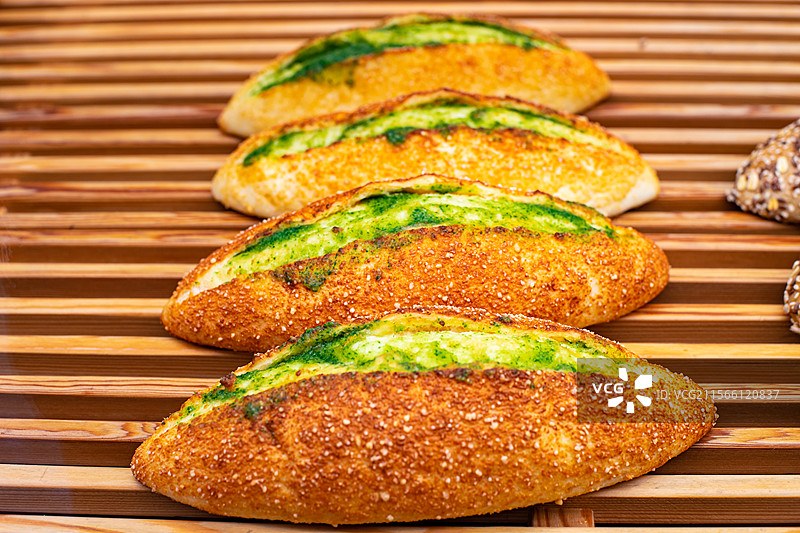 中国健康生活拍摄主题，玻璃木制柜台里高视角俯拍盘子里金黄色的面包主食，室内无人图像摄影图片素材