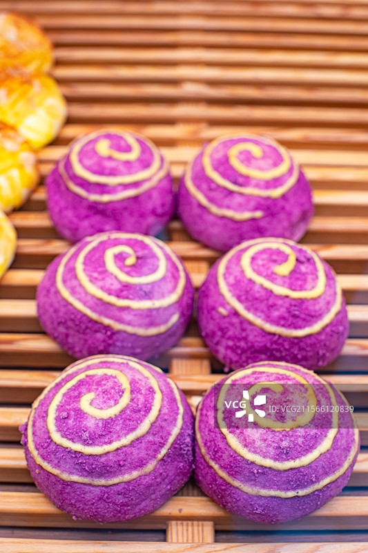 中国健康生活拍摄主题，玻璃木制柜台里高视角俯拍盘子里金黄色的面包主食，室内无人图像摄影图片素材