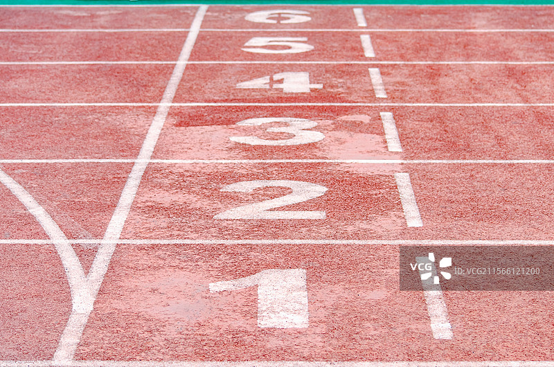 中国学校操场拍摄主题，红色塑胶跑道，绿色的操场，户外白昼无人图像摄影图片素材