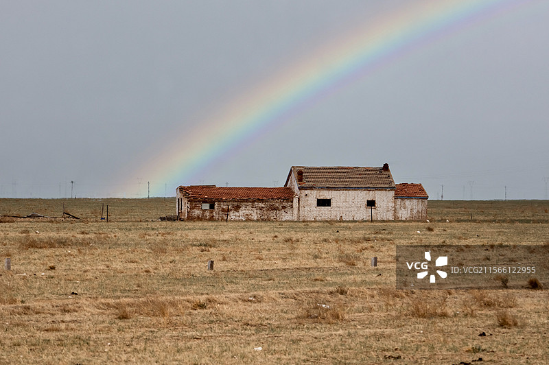 彩虹下的小屋，拍摄于内蒙古图片素材