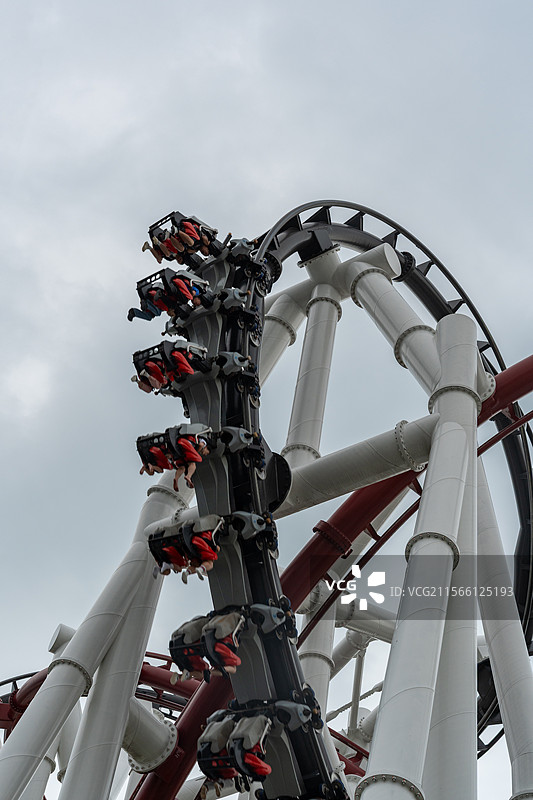 阴天下新加坡环球影城双轨过山车图片素材