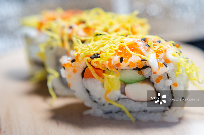 卷着黄瓜、蟹柳的鱼子酱寿司图片素材