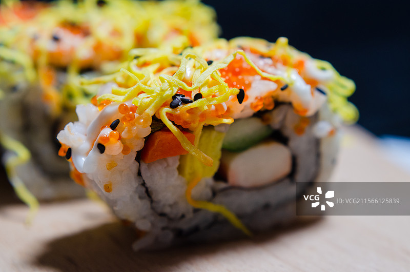 卷着黄瓜、蟹柳的鱼子酱寿司图片素材
