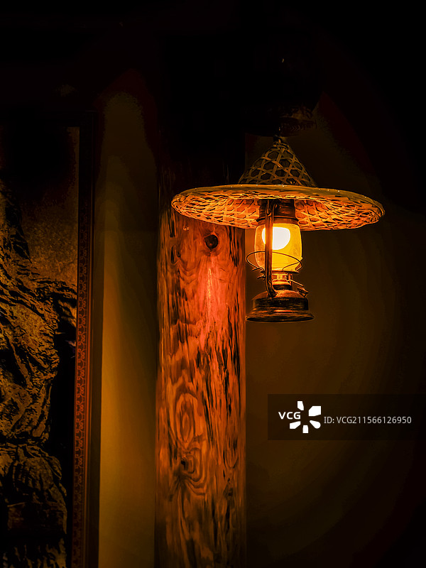 暖光摇曳的怀旧角落图片素材