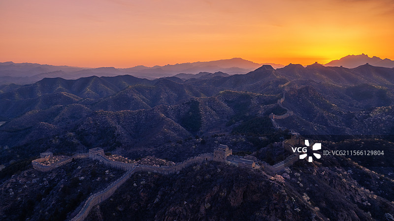 沐霞光越万山花海图片素材