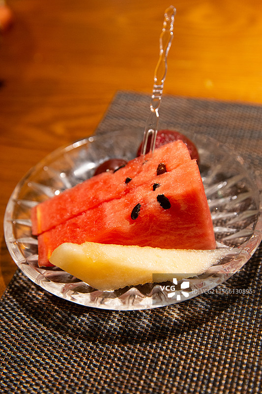 西瓜哈密瓜葡萄小水果拼盘图片素材