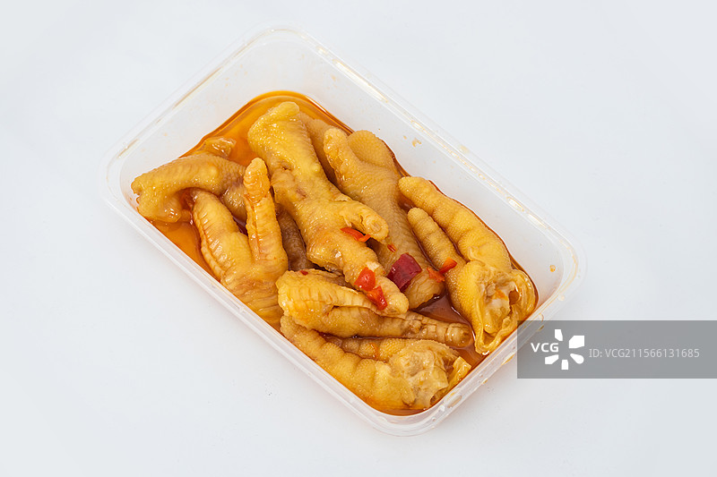盒子里装着打包好的柠檬酸辣无骨鸡爪美食静物特写图片素材
