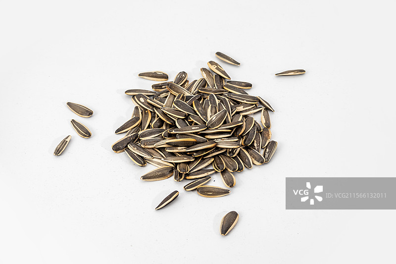 白色背景中放置着的炒制好的葵瓜子静物年货零食小吃图片素材