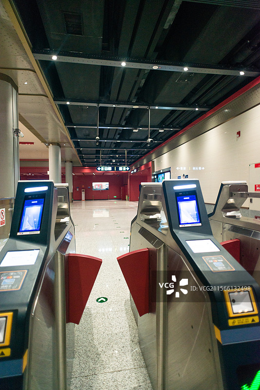 北京地铁11号线出入口刷卡自助闸机图片素材