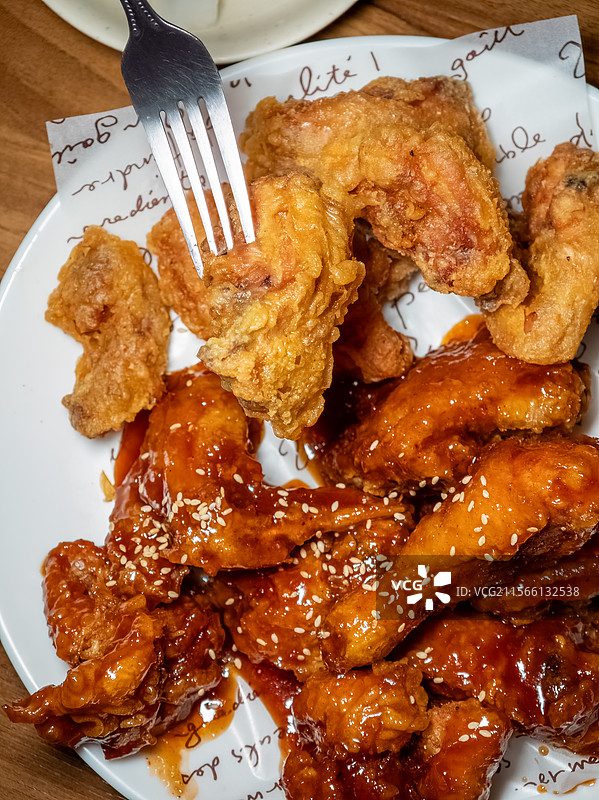 美味韩式炸鸡搭配腌萝卜和饮料图片素材