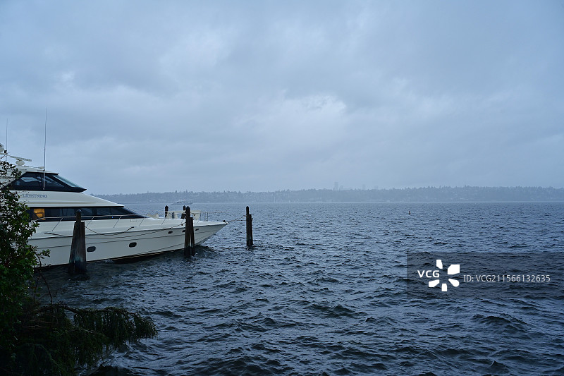 风雨华湖图片素材