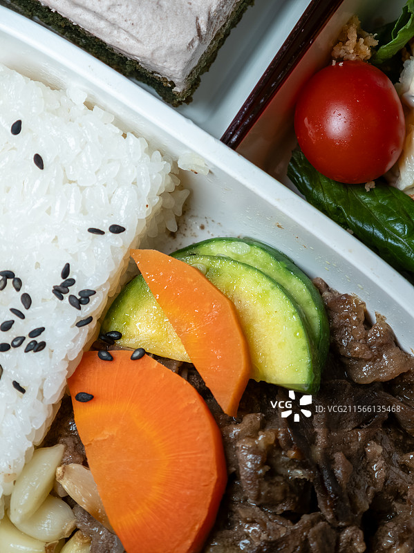 内含米饭肉类和蔬菜的便当盒图片素材