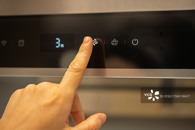 手指按下厨房电器的按钮图片素材
