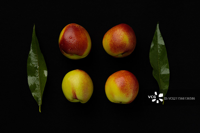 五月立夏时节，新鲜的油桃桃子，时令新鲜水果，有机食品，果蔬静物特写图片素材